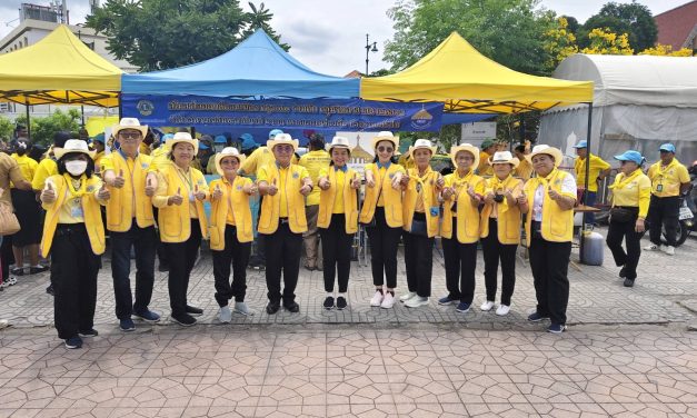 “สโมสรไลออนส์ดอนเมือง”แจกอาหาร-น้ำเพื่อถวายเป็นพระราชกุศล