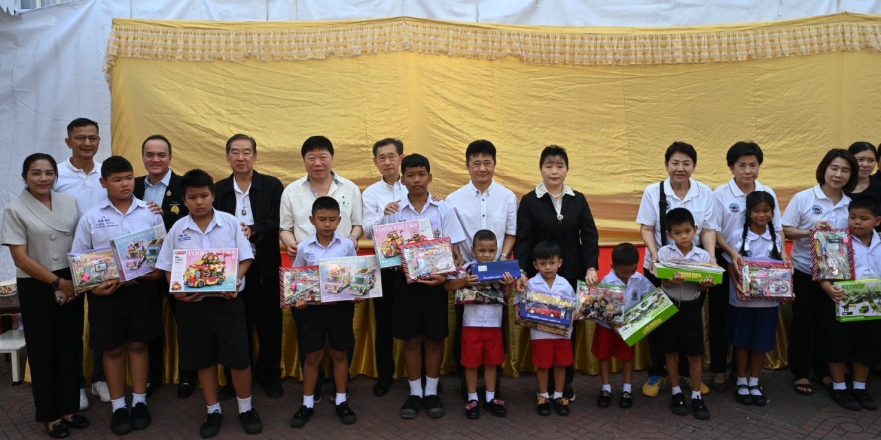 ประธานและคณะกรรมการจัดงาน”เจ้าพ่อหนู”มอบทุนการศึกษา