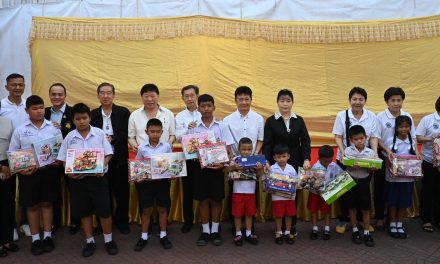 ประธานและคณะกรรมการจัดงาน”เจ้าพ่อหนู”มอบทุนการศึกษา