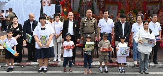 มอบทุนการศึกษาและข้าวสารอาหารแห้งในงาน “เจ้าพ่อหนู “